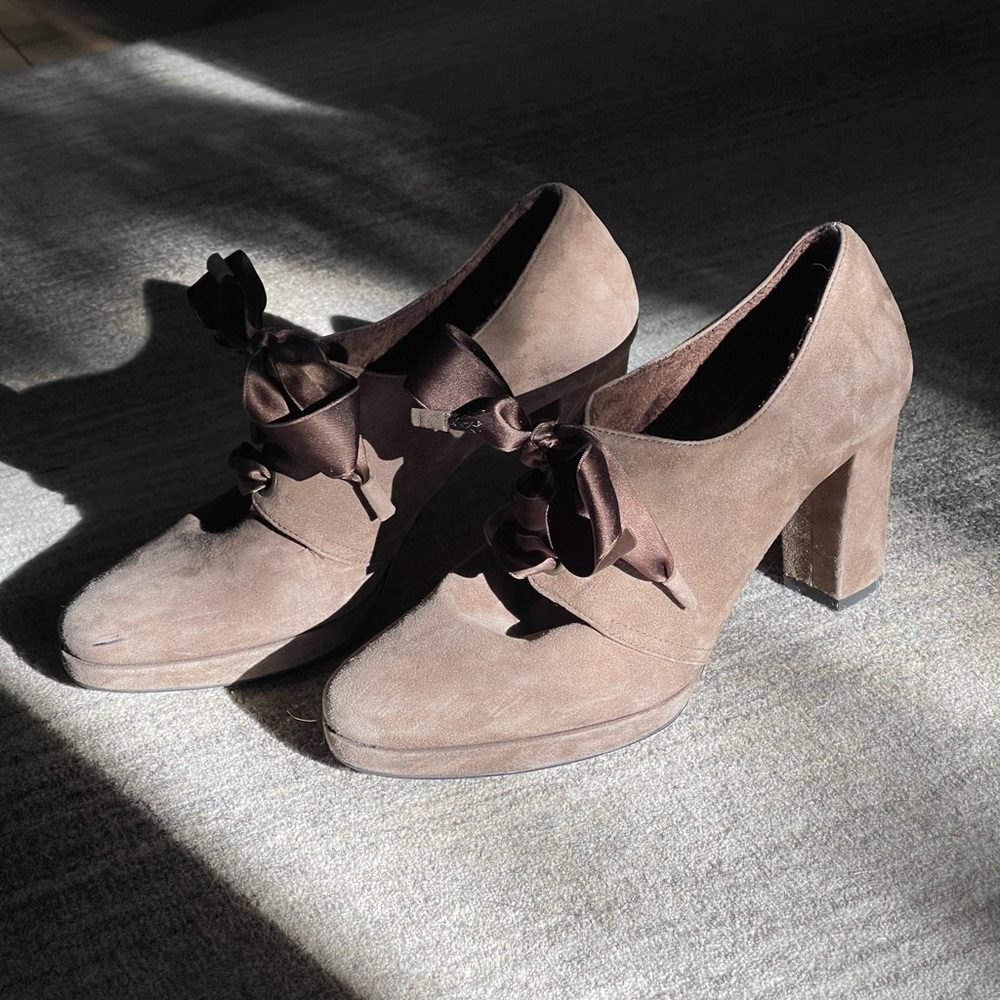 Ron White all day heel with tie bow in new condition